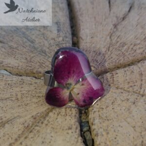 Ręcznie wykonany pierścionek regulowany z kwiatami zatopionymi w żywicy hortensja stal