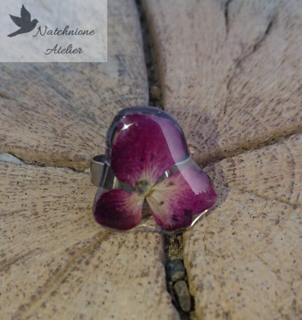Ręcznie wykonany pierścionek regulowany z kwiatami zatopionymi w żywicy hortensja stal