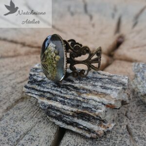 Ręcznie wykonany pierścionek regulowany koronkowy ażurowy w stylu vintage z prawdziwymi kwiatami zatopionymi w żywicy