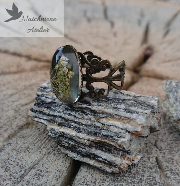 Ręcznie wykonany pierścionek regulowany koronkowy ażurowy w stylu vintage z prawdziwymi kwiatami zatopionymi w żywicy