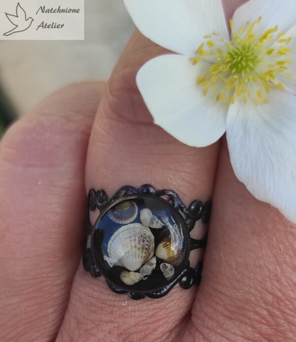 Ręcznie wykonany czarny pierścionek koronkowy ażurowy w stylu vintage z muszlami z Bałtyku zatopionymi w żywicy