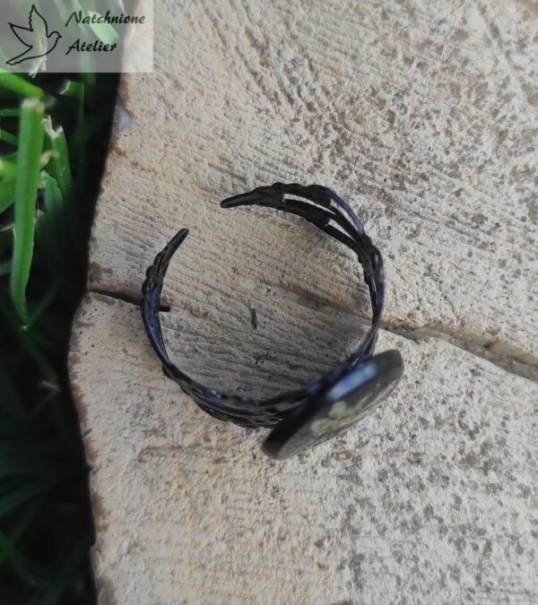 Ręcznie wykonany czarny pierścionek koronkowy ażurowy w stylu vintage z kwiatami zatopionymi w żywicy