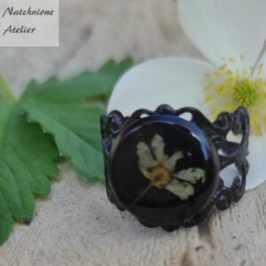 Ręcznie wykonany czarny pierścionek koronkowy ażurowy w stylu vintage z kwiatami zatopionymi w żywicy