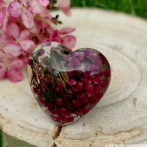Ręcznie wykonany duży pierścionek serce z kwiatami w żywicy - wrzosiec, miedziana baza