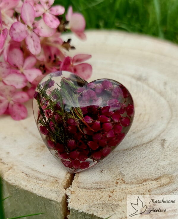 Ręcznie wykonany duży pierścionek serce z kwiatami w żywicy - wrzosiec, miedziana baza