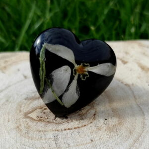 Ręcznie wykonany duży pierścionek serce z kwiatami w żywicy - przebiśnieg, czarna baza