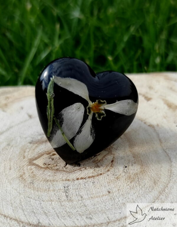 Ręcznie wykonany duży pierścionek serce z kwiatami w żywicy - przebiśnieg, czarna baza