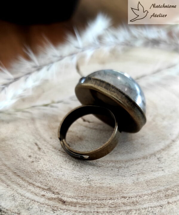 Ręcznie robiony duży pierścionek z szkłem zatopionym w żywicy, styl vintage