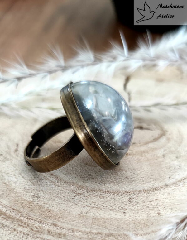 Ręcznie robiony duży pierścionek z szkłem zatopionym w żywicy, styl vintage