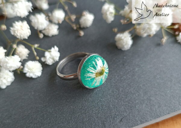 Ręcznie robiony pierścionek z prawdziwymi kwiatami zatopionymi w żywicy stokrotka