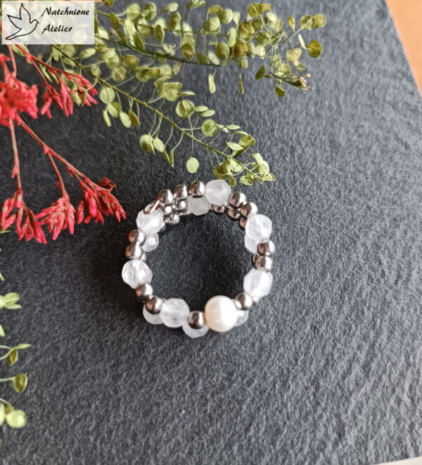 Ręcznie wykonany pierścionek z naturalnymi kamieniami - perła naturalna hodowlana słodkowodna średnicy 6 mm, jadeit średnicy 4 mm. Dodatki z stali szlachetnej w kolorze srebrnym. Rozmiar regulowany.