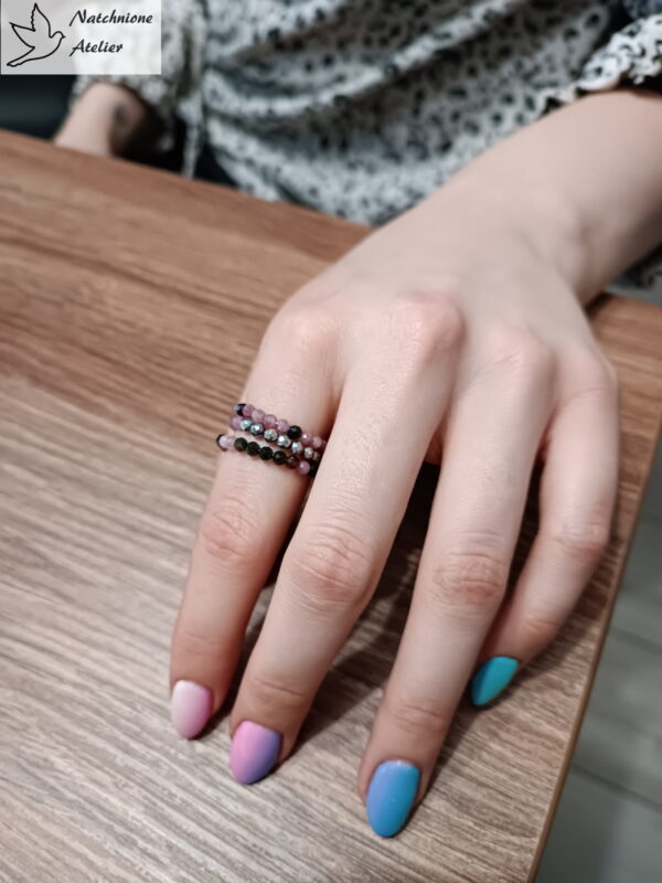 Ręcznie wykonany pierścionek z naturalnymi kamieniami - turmalin średnicy 3 mm, hematyt 3 mm. Dodatki z stali szlachetnej w kolorze srebrnym. Rozmiar regulowany.