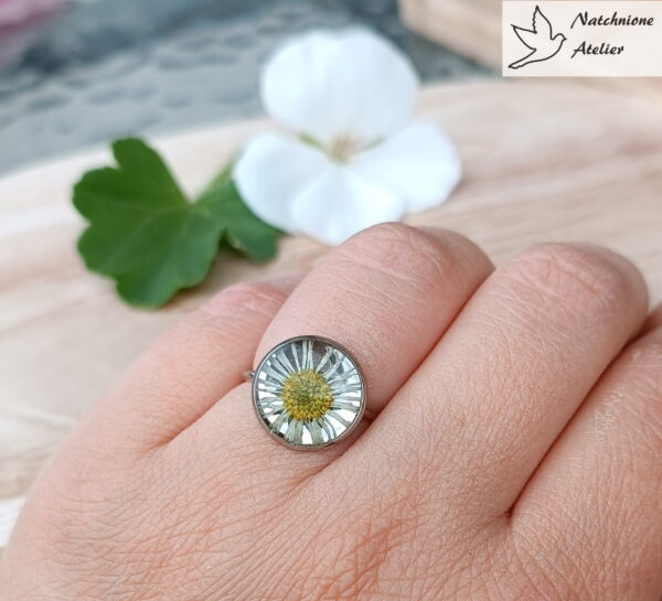 Ręcznie robiony pierścionek z kwiatami zatopionymi w żywicy stokrotka