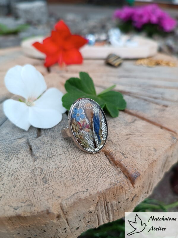 Ręcznie robiony pierścionek z kwiatami zatopionymi w żywicy mak