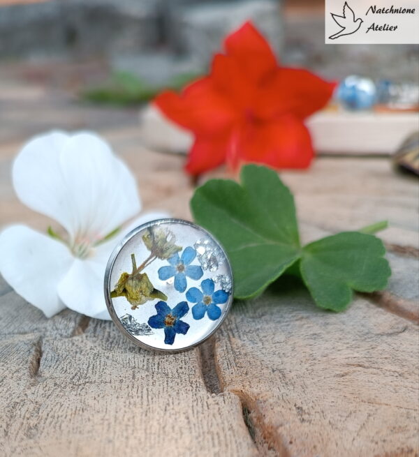 Ręcznie robiony pierścionek z kwiatami zatopionymi w żywicy niezapominajki