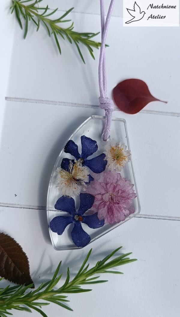 Biżuteria ręcznie robiona z kwiatami zatopionymi w żywicy naszyjnik
