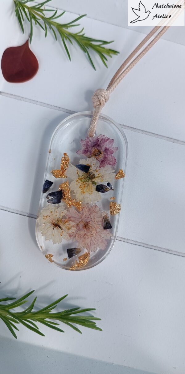 Biżuteria ręcznie robiona z kwiatami zatopionymi w żywicy naszyjnik